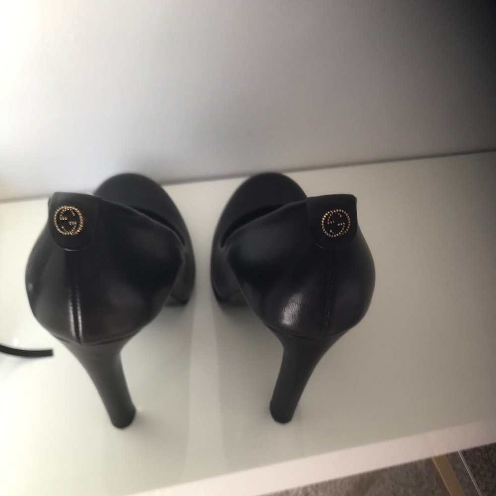 Black Leather Gucci Pumps
